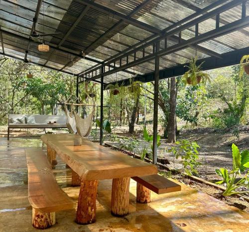 O grădină în afara Peaceful house in nature 5 min drive from beach