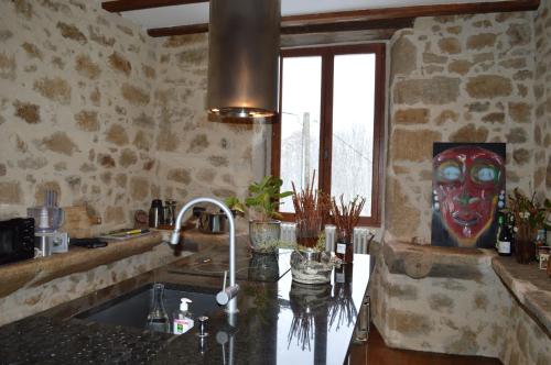 eine Küche mit einer Theke mit Spüle und einem Fenster in der Unterkunft Grand T2 pour Curistes à DUC MANOIR in Aubin