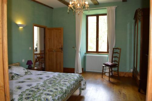 Schlafzimmer mit einem Bett, einem Fenster und einem Kronleuchter in der Unterkunft Grand T2 pour Curistes à DUC MANOIR in Aubin