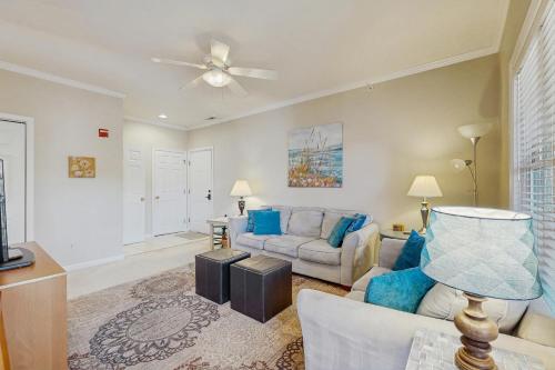 Χώρος καθιστικού στο Creekwood - 400 Cascade Ln Unit# 418