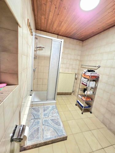 a bathroom with a shower and a tiled floor at Ferienwohnung an der Altmühl - Apartment Andrea in Pappenheim