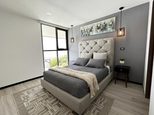 HérculesHome resort departamento exclusivo y céntrico的一间卧室配有一张大床和床头板