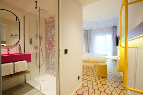 オスナブリュックにあるPrize by Radisson, Osnabruckのシャワーと洗面台付きのバスルーム