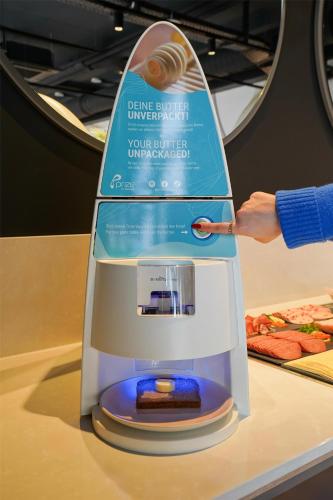 オスナブリュックにあるPrize by Radisson, Osnabruckの人がフードブレンダーを指している