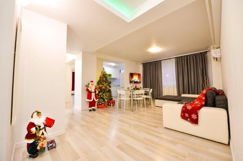 ein Wohnzimmer mit einem Weihnachtsbaum und Dekorationen in der Unterkunft Adam and Eve Luxury Apartments - Shabbat Friendly in Bukarest
