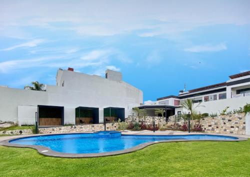 HérculesHome resort departamento exclusivo y céntrico的房屋前游泳池的图像