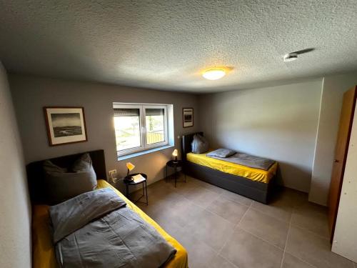 En eller flere senge i et værelse på Ferienhaus Rimpar