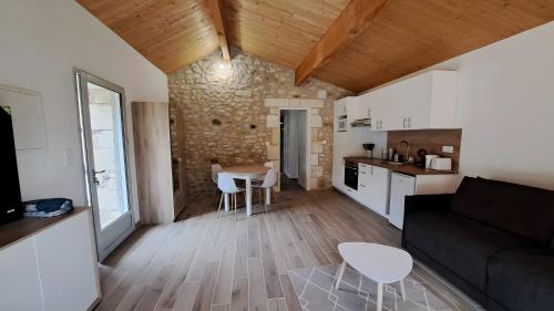 Kuchyň nebo kuchyňský kout v ubytování Studio confortable avec jardin