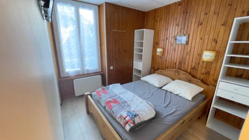 a small bedroom with a bed and a window at Les cascades in Le Mont-Dore