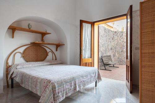 En eller flere senge i et værelse på Dammuso Rosa