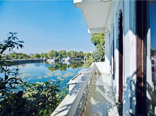- Balcón con vistas al río en The Haveli Stays Udaipur, en Udaipur