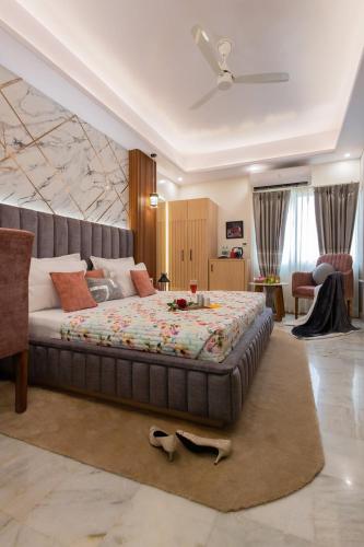 Voodi või voodid majutusasutuse Hotel Atlantiis Suites By Signature Stayz Near Vishwanath Temple toas