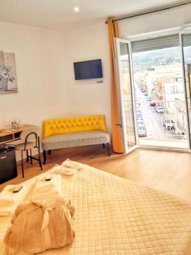 Giường trong phòng chung tại Trapani ROOMS 155