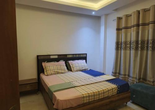 Ένα ή περισσότερα κρεβάτια σε δωμάτιο στο Golden House