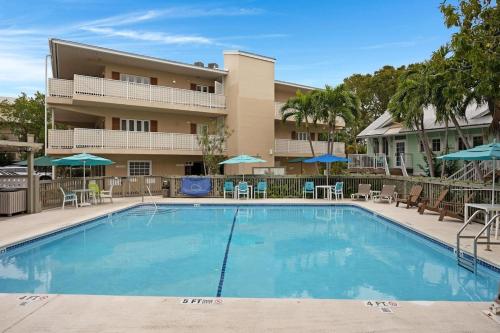 een groot zwembad voor een hotel bij Coastline Comfort in Key West