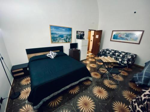 Un dormitorio con una cama y una sala de estar. en Armony B&B, en Bitritto