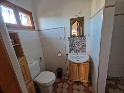 Aït Raïs AomarDar Skalli Essaouira - Oase am Atlantik的浴室里有马桶、洗手池和镜子。