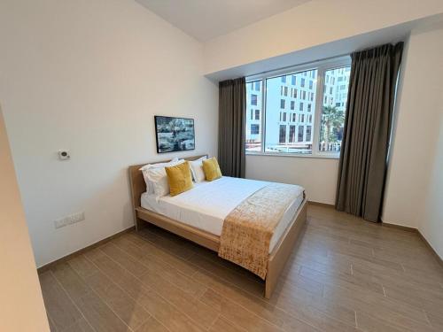 Ένα ή περισσότερα κρεβάτια σε δωμάτιο στο Sea and Golf Course View 3BR in Mayan Yas Island