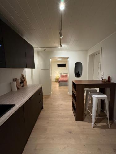 een keuken met een aanrecht en een tafel en een kamer bij Sea breeze & silence - Kvaløysletta in Tromsø