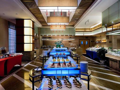 張家界市にあるPullman Zhangjiajie Hotelの広い部屋(テーブル、食べ物付)