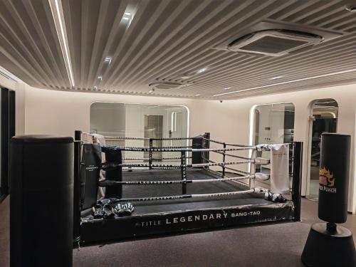 una palestra di boxe con un paio di attrezzature da boxe di 2 bedroom Apartment Title Legendary Bangtao beach a Bang Tao Beach