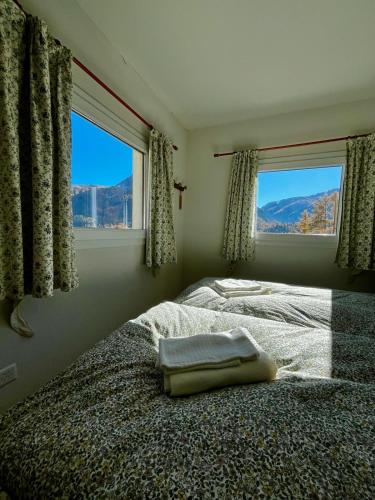 Ένα ή περισσότερα κρεβάτια σε δωμάτιο στο Chesa Saura