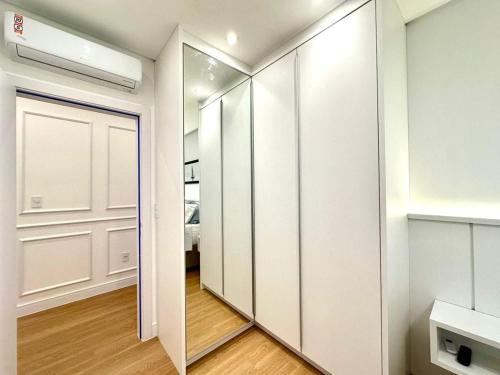 B258 - Apto de luxo com vista mar em Bombinhas في بومباس: غرفة بها مرآة وخزانة