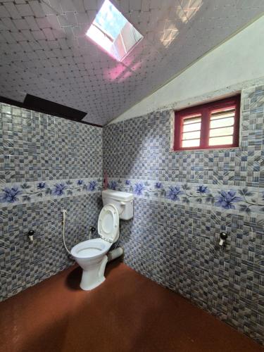 - Baño con aseo en una habitación en CoCo Camp Stay, en Honāvar