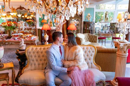a man and a woman sitting on a couch at Le Boutique Hotel Gramado - Exclusivo para Casais in Gramado