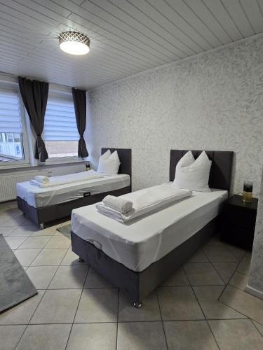 Giường trong phòng chung tại Exklusive Apartments für Monteure und Reisende inkl Parkplatz