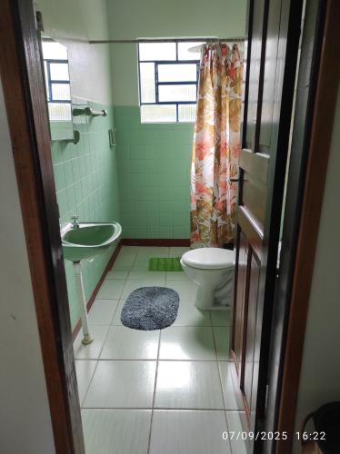 een badkamer met toilet en wastafel bij Sítio Cachoeira de Minas in Cachoeira de Minas