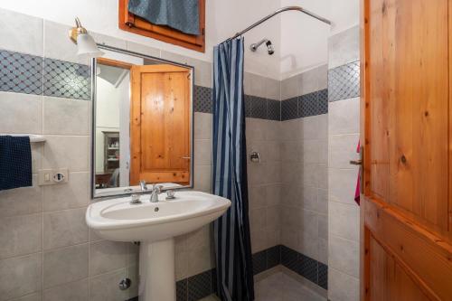 een badkamer met een wastafel en een spiegel bij Appartamento Esperanza Amarillo in Scauri