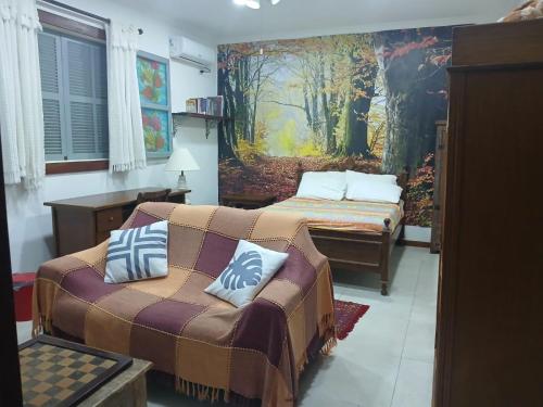 Una cama o camas en una habitación de Apartamento grande no centro de Armacao dos Buzios