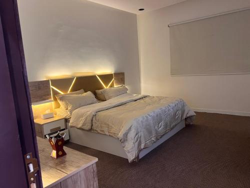 Ένα ή περισσότερα κρεβάτια σε δωμάτιο στο غرفة فندقية مع صالة ومطبخ دخول ذاتي