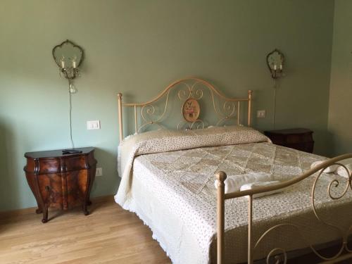 um quarto com uma cama e uma cómoda e piso em madeira em Affittacamere del viaggiatore em Ancona