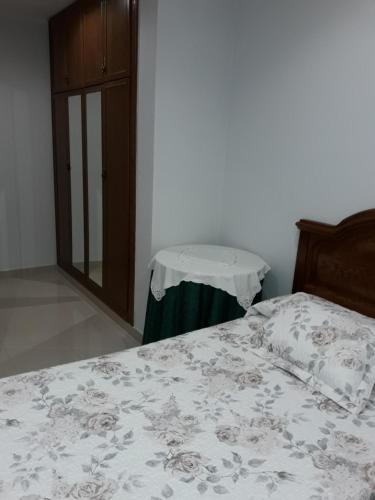 Un dormitorio con una cama y una cómoda con una mesa. en Apartamento El Fondon 1, en Cangas de Onís