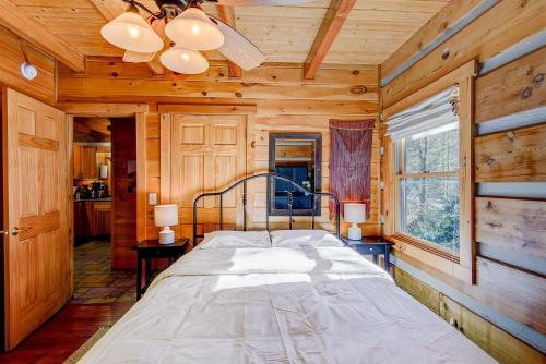 een slaapkamer met een bed in een kamer met houten wanden bij Soothing Waters in Vilas