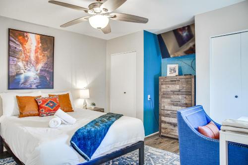 Una cama o camas en una habitación de Less Than 1 Mi to Fashion Square Condo with Community Perks