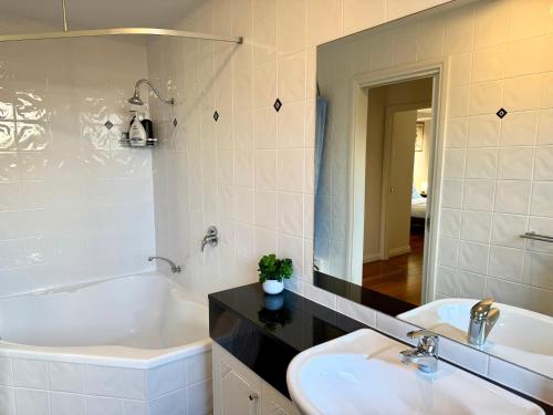 Ένα μπάνιο στο Top Views Retreat