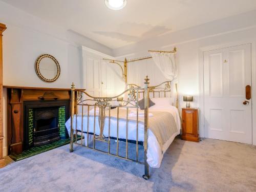 una camera da letto con un letto e un camino di 7 Bed in Corris 77466 ad Aberllefenni