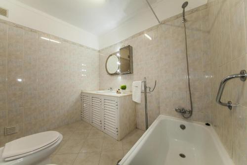 ein Badezimmer mit Badewanne, Toilette und Waschbecken in der Unterkunft B30 - Apartment T2 in Alvor in Alvor