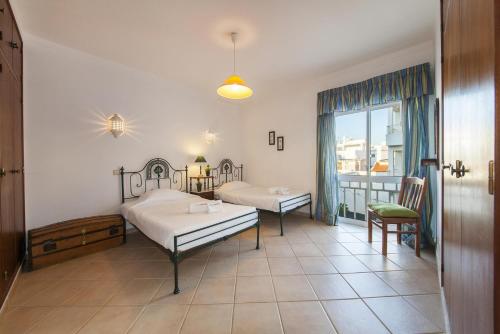 ein Schlafzimmer mit zwei Betten und einem Balkon in der Unterkunft B30 - Apartment T2 in Alvor in Alvor
