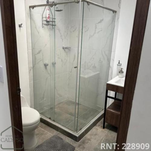 Espectacular apto cerca a la Zona Rosa في سانتا روزا دي كابال: دش زجاجي في حمام مع مرحاض