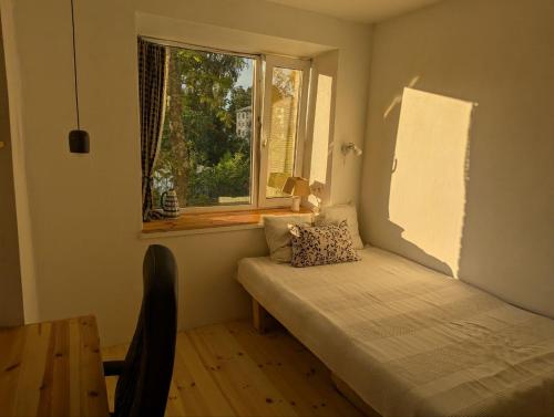 Voodi või voodid majutusasutuse Cozy apartment with a fireplace in Loksa toas