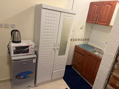 Köök või kööginurk majutusasutuses Budget Friendly Studio 10 minutes to Zayed International Airport Abu Dhabi