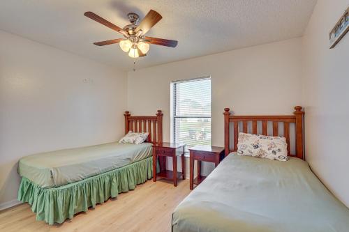 Ένα ή περισσότερα κρεβάτια σε δωμάτιο στο 5 Mi to Golf and Trails North Port Retreat with Pool