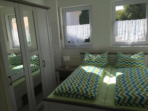 1 dormitorio con 2 camas y 2 ventanas en Ferienhaus Brueckner, en Mörstadt