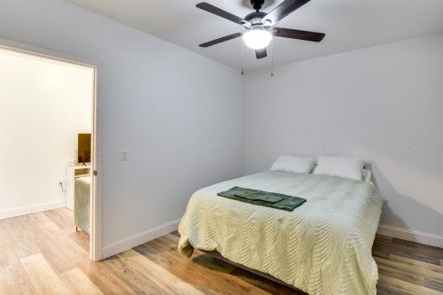 Ένα ή περισσότερα κρεβάτια σε δωμάτιο στο Hike and Sip in North Georgia Apartment with Deck