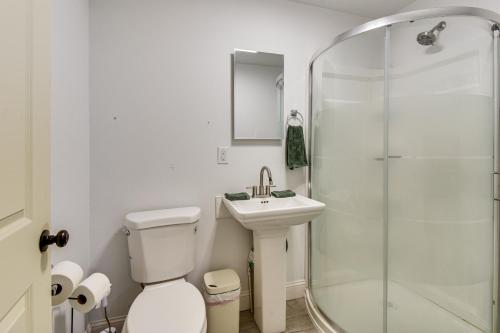 Ένα μπάνιο στο Hike and Sip in North Georgia Apartment with Deck