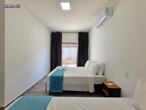 Casa novíssima com 2 quartos e 2 wc, 10 a 15 min centro e atrativos في فوز دو إيغواسو: غرفة نوم بها سرير ونافذة